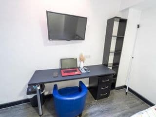 Spacious studios with free fast WIFI and 50inch SMART TV's next to UOB and 10min drive to the City! - Photo 8