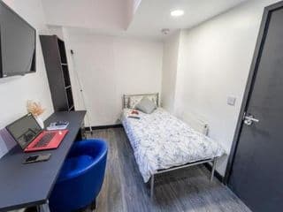 Spacious studios with free fast WIFI and 50inch SMART TV's next to UOB and 10min drive to the City! - Photo 10