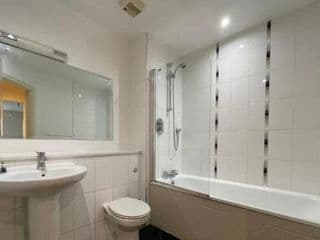 stylish two bed in the heart of the city - Photo 9
