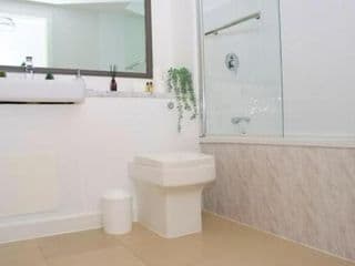 Lovely 2-bedroom condo with a free parking - Photo 11
