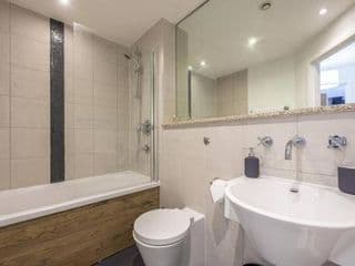 Modern 1 bedroom flat in the city centre - Photo 3