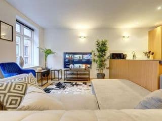 City Centre, 2 Bedroom, Secured Parking, 3 King Bed, WiFi Sleep 6 Guest Comfortable on Three King Size Beds, Jewellery Quarter , Birmingham City Centre , Allocated Secured Parking