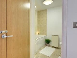 City Centre, 2 Bedroom, Secured Parking, 3 King Bed, WiFi Sleep 6 Guest Comfortable on Three King Size Beds, Jewellery Quarter , Birmingham City Centre , Allocated Secured Parking - Photo 13