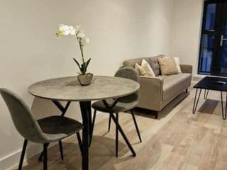 Modern-New Build Apartment in Birmingham - Photo 7