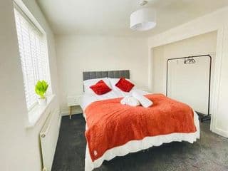 Plantsbrook Place - Luxury 4 bed House + Parking - Photo 2