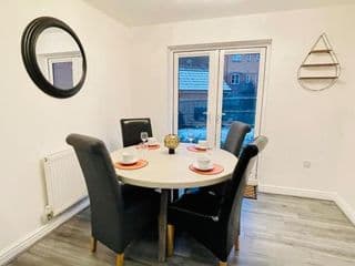 Plantsbrook Place - Luxury 4 bed House + Parking - Photo 13