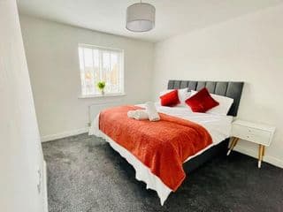 Plantsbrook Place - Luxury 4 bed House + Parking - Photo 4