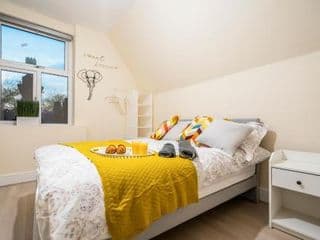 Deluxe 2-Bedroom Flat with Free parking