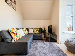 Deluxe 2-Bedroom Flat with Free parking - Photo 2