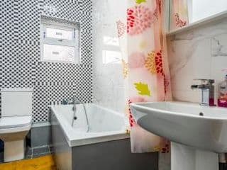 Deluxe 2-Bedroom Flat with Free parking - Photo 11