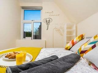 Deluxe 2-Bedroom Flat with Free parking - Photo 12