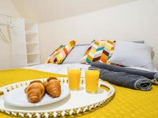 Deluxe 2-Bedroom Flat with Free parking - Photo 13