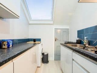 Deluxe 2-Bedroom Flat with Free parking - Photo 3