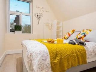 Deluxe 2-Bedroom Flat with Free parking - Photo 4