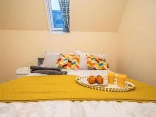 Deluxe 2-Bedroom Flat with Free parking - Photo 5