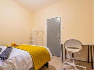 Deluxe 2-Bedroom Flat with Free parking - Photo 6