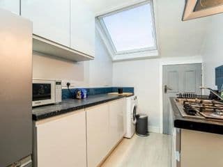 Deluxe 2-Bedroom Flat with Free parking - Photo 7