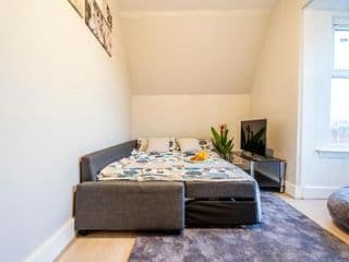 Deluxe 2-Bedroom Flat with Free parking - Photo 8