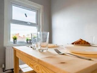 Deluxe 2-Bedroom Flat with Free parking - Photo 9