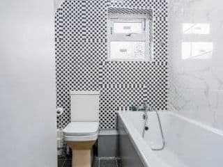 Deluxe 2-Bedroom Flat with Free parking - Photo 10