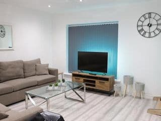 Large 5 Bed Town House Within City Centre And Sleeps Up To 11