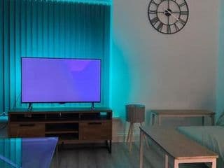 Large 5 Bed Town House Within City Centre And Sleeps Up To 11 - Photo 2
