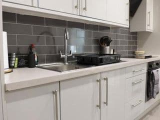 Large 5 Bed Town House Within City Centre And Sleeps Up To 11 - Photo 15