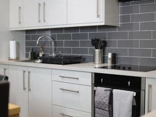Large 5 Bed Town House Within City Centre And Sleeps Up To 11 - Photo 20