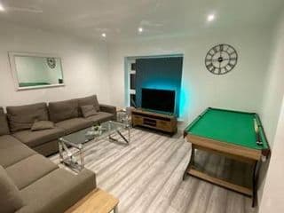 Large 5 Bed Town House Within City Centre And Sleeps Up To 11 - Photo 3