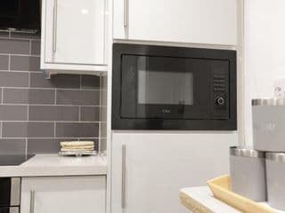 Large 5 Bed Town House Within City Centre And Sleeps Up To 11 - Photo 21