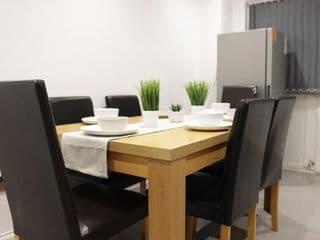 Large 5 Bed Town House Within City Centre And Sleeps Up To 11 - Photo 24