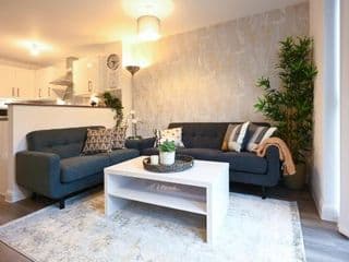 Luxury 4 Bed House with Gated Parking in the Heart of Birmingham! - Photo 9