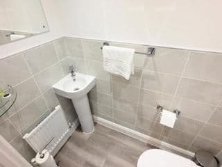 Luxury 4 Bed House with Gated Parking in the Heart of Birmingham! - Photo 18
