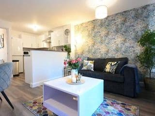 Luxury 4 Bed House with Gated Parking in the Heart of Birmingham! - Photo 6