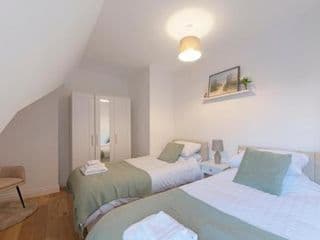 Spacious Two Bed loft Apartment - Photo 4