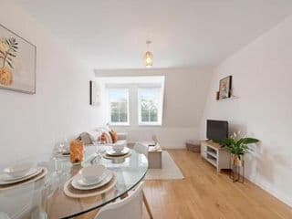 Spacious Two Bed loft Apartment - Photo 7