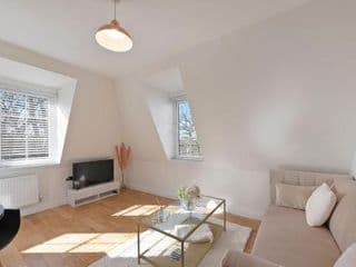 Spacious One Bed loft Apartment - Photo 11