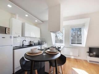 Spacious One Bed loft Apartment - Photo 12