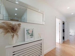 Spacious One Bed loft Apartment - Photo 3