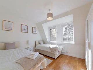 Spacious One Bed loft Apartment - Photo 6