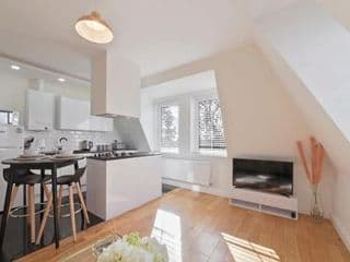 Spacious One Bed loft Apartment - Photo 8