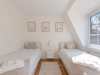 Spacious One Bed loft Apartment - Photo 9
