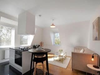 Spacious One Bed loft Apartment - Photo 10