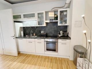Prime Comfort Apartment with Balcony & Free Parking - Photo 2