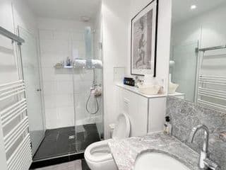 Prime Comfort Apartment with Balcony & Free Parking - Photo 11