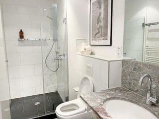 Prime Comfort Apartment with Balcony & Free Parking - Photo 13