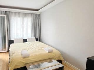 Prime Comfort Apartment with Balcony & Free Parking - Photo 4