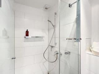 Prime Comfort Apartment with Balcony & Free Parking - Photo 5