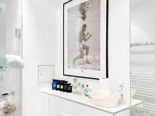 Prime Comfort Apartment with Balcony & Free Parking - Photo 9