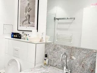 Prime Comfort Apartment with Balcony & Free Parking - Photo 10